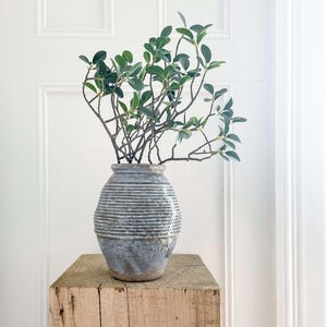 Vase Ardea en céramique de style vintage avec glaçure bleu fumée craquelée, finition patinée rustique, collection Bottega Terra, élément décoratif d'intérieur