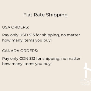 K&ouml;nnte beinhalten: Cremefarbene Grafik mit dem Text "Flat Rate Shipping". Sie enth&auml;lt Versandinformationen f&uuml;r Bestellungen aus den USA und Kanada. Das Hycroft Home Decor-Logo befindet sich unten rechts.