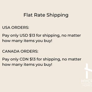 以下が含まれることがあります： 「Flat Rate Shipping」のテキストが入ったクリーム色のグラフィック。米国とカナダからの注文の配送情報を詳しく説明しています。Hycroft Home Decorのロゴが右下にあります。