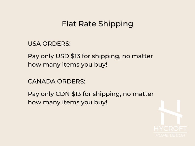 以下が含まれることがあります： 「Flat Rate Shipping」のテキストが入ったクリーム色のグラフィック。米国とカナダからの注文の配送情報を詳しく説明しています。Hycroft Home Decorのロゴが右下にあります。