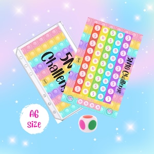 Puede incluir: Una tarjeta de juego pop it imprimible con un diseño de arcoíris. La tarjeta presenta una cuadrícula de círculos con los números 5 y 10. El texto "5 in 10 Challenge" está impreso en la tarjeta. La tarjeta es de tamaño A6.