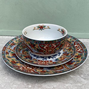 Beautiful set of 3 Imari plates and bowl. Chinoiserie