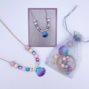 Juego de manualidades de sirena / collar de perlas para niños / regalo de fiesta de cumpleaños para niños / bricolaje / cordón de cuero, cuentas de silicona, cuentas de madera, colgante de concha