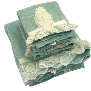 Vintage 1978 Blue Bathroom Towel Set With Lace Trim