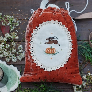 Sac en velours de soie brodé Jackalope, sac à main à bandoulière animal, sac à bandoulière bohème, pochette citrouille, sac cottagecore brodé à la main.
