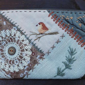 Portefeuille en patchwork brodé, sac à main avec broderie d'oiseaux, porte-monnaie de style cottage, trousse de maquillage en lin au crochet, joli sac à main shabby chic.