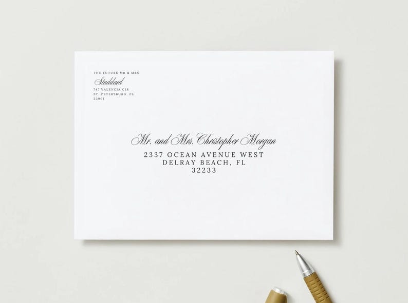 Może przedstawiać: Biała prostokątna koperta z czarnym nadrukiem. Adres zwrotny to The Future Mr & Mrs Staddard, 787 Valencia Cir, St. Petersburg, FL 33701. Adres odbiorcy to Mr. and Mrs. Christopher Morgan, 2337 Ocean Avenue West, Delray Beach, FL 32233.