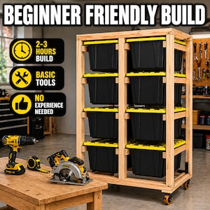 Puede incluir: Un estante de almacenamiento de madera con ocho contenedores negros con tapas amarillas. El estante est&aacute; sobre ruedas y el texto "BEGINNER FRIENDLY BUILD" est&aacute; en la parte superior. La imagen tambi&eacute;n muestra un taladro, una cinta m&eacute;trica y una sierra circular sobre una mesa de madera.