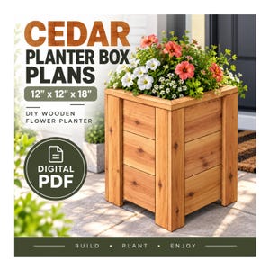 Puede incluir: Planos PDF digitales para una jardinera de cedro de 12 pulgadas por 12 pulgadas por 18 pulgadas. La imagen muestra una jardinera cuadrada de madera con listones horizontales y postes en las esquinas, llena de flores rosas y blancas. Texto: CEDAR PLANTER BOX PLANS, 12 x 12 x 18, DIY WOODEN FLOWER PLANTER, DIGITAL PDF, BUILD, PLANT, ENJOY.
