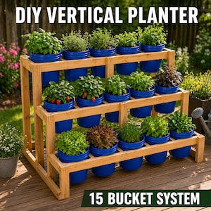 Könnte beinhalten: Ein vertikaler Pflanzkübel aus Holz mit drei Ebenen, der fünfzehn blaue Eimer mit verschiedenen Pflanzen enthält. Der Text "DIY VERTICAL PLANTER" steht oben und "15 BUCKET SYSTEM" unten. Der Pflanzkübel steht auf einer Holzterrasse.