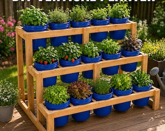 Peut inclure: Un potager vertical en bois à trois niveaux, contenant quinze seaux bleus remplis de plantes variées. Le texte "DIY VERTICAL PLANTER" est en haut et "15 BUCKET SYSTEM" en bas. Le potager est sur une terrasse en bois.