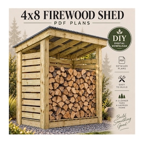 Puede incluir: Un cobertizo para leña de 4x8 con techo inclinado y listones de madera horizontales, lleno de troncos apilados. La imagen incluye el texto: 4x8 FIREWOOD SHED PDF PLANS, DIY DIGITAL DOWNLOAD, DETAILED PLANS, EASY TO BUILD, A CLEANER YARD.