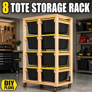 Op de afbeelding: Houten opbergrek met acht zwarte bakken met gele deksels. De tekst "8 TOTE STORAGE RACK" staat bovenaan. De tekst "DIY PLANS" staat linksonder. Het rek staat op wielen.