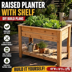 Peut inclure: Un bac de jardin surélevé en bois avec une étagère, rempli de plantes vertes. Le bac est en cèdre naturel et mesure 122 cm de large x 46 cm de profondeur x 81 cm de haut. Le texte indique "RAISED PLANTER WITH SHELF" et "BUILD IT YOURSELF!"