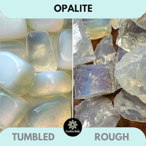 Puede incluir: La imagen muestra dos tipos de piedras de opalita: pulidas y en bruto. Las piedras pulidas son lisas y redondeadas, con un tono blanco lechoso y azul pálido. Las piedras en bruto son irregulares, con una paleta de colores similar. La palabra "OPALITE" está en la parte superior.