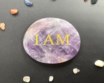 Ich bin Mantra in Chevron Amethyst | Gravierter Palmenstein | Kristall Taschenstein | Widder Sternzeichen Mantra Stein | Kronenchakra Mantra-Stein