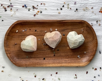 Cuore in pietra ollare in lavorazione / Cuore in pietra intagliato a mano / Regalo pensando a te