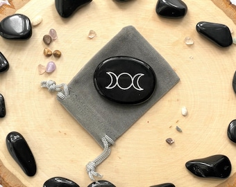 三重の月、三重の女神：黒曜石彫刻入りパームストーン｜クリスタルポケットストーン