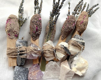 Palo Santo Räucherstäbchen, Lavendel und Rohkristall bündeln. Smudge Spezial