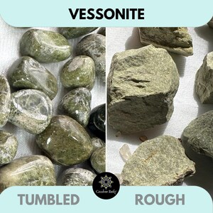 以下が含まれることがあります： 研磨された緑色のベソナイトの石と、原石の緑色のベソナイトの石。研磨された石は滑らかで磨かれており、原石は自然な状態です。