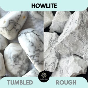 Puede incluir: Dos imágenes de piedras de Howlita. La primera imagen muestra piedras de Howlita pulidas, que son lisas y pulidas. La segunda imagen muestra piedras de Howlita en bruto, que no están pulidas y tienen una apariencia natural y cruda. Ambos tipos de piedras son blancas con vetas grises.