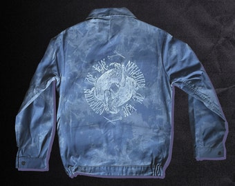 Bleu de travail upcyclée Gris-bleu délavé en impression linogravure blanche | Overall Jacket | bleu-gris | Skate Design | Custom | France |
