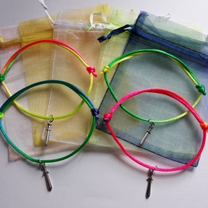1 - 24 bracelets d'amitié réglables arc-en-ciel avec des sacs cadeaux et des breloques, des cadeaux d'amitié, des objets de remplissage de sac de fête, des objets de remplissage de sac de butin arc-en-ciel