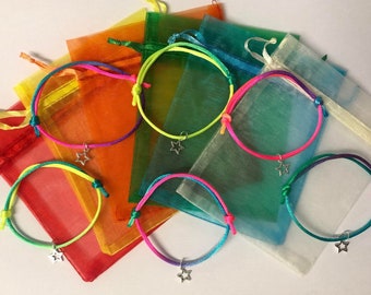 1 a 30 pulseras de amistad ajustables Rainbow STARS con bolsas de regalo y amuletos, regalos de amistad, rellenos de bolsas de fiesta, rellenos de bolsas de botín arco iris