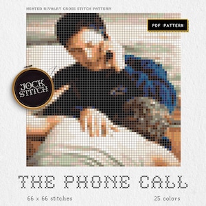 Op de afbeelding: Een gepixeld kruissteekpatroon getiteld HEATED RIVALRY CROSS STITCH PATTERN en THE PHONE CALL, met een persoon in een zwart shirt die een telefoon vasthoudt. Bevat een rond JOCK STITCH-logo, een PDF PATTERN-label, 66 x 66 steken en 25 kleuren.