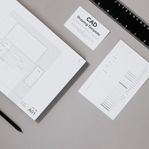 Puede incluir: Un plano de planta en blanco y negro dibujado en una hoja de papel blanca. El dibujo muestra una casa con una piscina y un garaje. El papel está etiquetado como "Plano de planta A01".