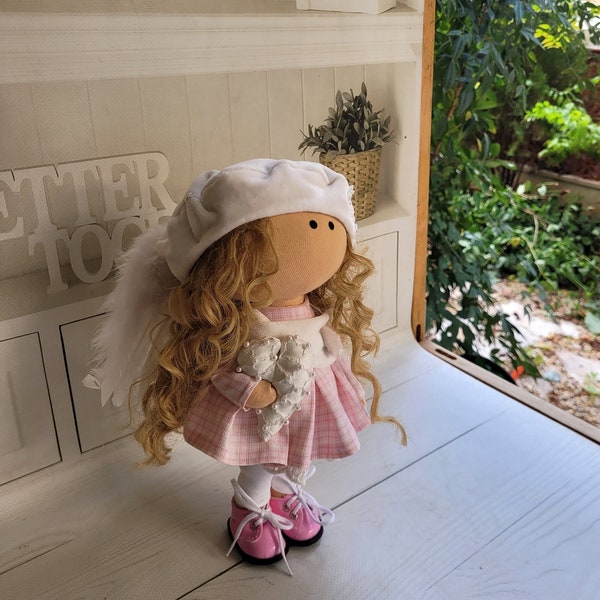Poupée ange avec coeur, poupée Tilda, poupée textile rose, poupée Tilda, chambre d'enfant, décoration artistique, poupée en tissu, chiffon personnalisé