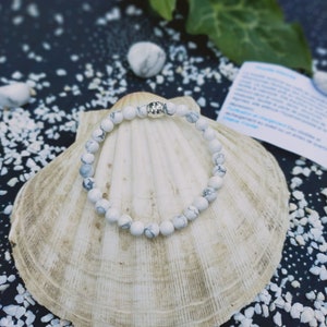 Bracelet in Howlite 6mm