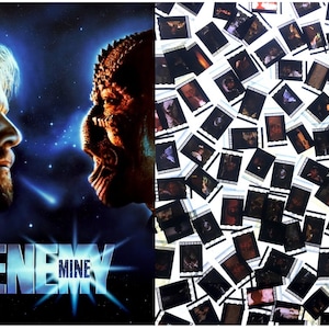 Könnte beinhalten: Ein Filmplakat für den Film "Enemy Mine" mit einer Nahaufnahme eines Menschen und eines Außerirdischen, die sich gegenüberstehen. Das Plakat hat ein blaues und schwarzes Farbschema mit einem sternenübersäten Hintergrund.