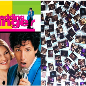 Pode incluir: Cartaz do filme "The Wedding Singer" com Adam Sandler e Drew Barrymore. O título está em rosa e branco, com um homem de fato azul a cantar. Também está presente uma colagem de tiras de filme com cenas de casamento.