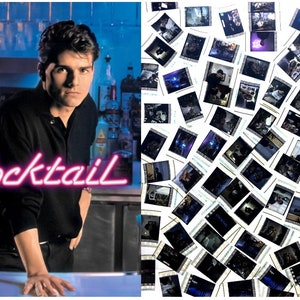 Peut inclure: Une affiche de film pour le film "Cocktail" mettant en scène Tom Cruise portant une chemise noire et un pantalon noir debout derrière un bar. Le titre du film est en lettres néon roses.