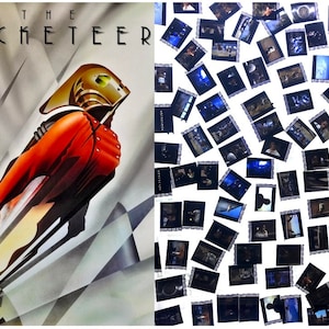 Puede incluir: Un póster de película vintage para la película "The Rocketeer". El póster presenta una ilustración estilizada del Rocketeer en vuelo, con un traje rojo y un casco con una visera dorada. El fondo es un patrón geométrico de blanco, gris y negro.