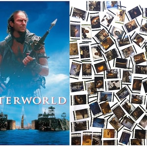 Puede incluir: Un póster de película para la película Waterworld, con Kevin Costner como personaje principal, de pie frente a un cielo azul y agua. El título de la película está escrito en grandes letras blancas en la parte inferior del póster.