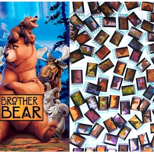 Könnte beinhalten: Eine farbenfrohe Illustration eines Braunbären mit einem Jungtier auf dem Kopf, umgeben von anderen Tieren, darunter ein Elch, ein Widder und ein Reh. Der Bär hält ein Schild mit der Aufschrift "Brother Bear".