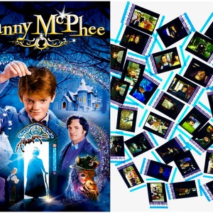 Puede incluir: Un póster de película para la película "Nanny McPhee" con un fondo azul y un castillo en la distancia. El póster presenta a un niño pequeño sosteniendo una cuerda con una araña en ella, una niña pequeña con un vestido blanco, un hombre con traje y una mujer con un vestido azul.