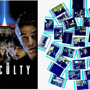 Op de afbeelding: Filmplakat voor de horrorfilm "The Faculty" met een groep tieners die voor een schoolgebouw staan. De poster heeft een blauw en rood kleurenschema en de titel "The Faculty" is in witte letters geschreven.