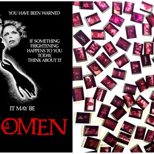 Può includere: Un poster del film "The Omen" con sfondo nero e testo bianco che recita "You Have Been Warned". Il poster presenta immagini di attori e una figura oscura. Il lato destro mostra una collezione di negativi cinematografici.