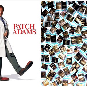 Könnte beinhalten: Ein Filmplakat für den Film "Patch Adams" mit Robin Williams in einem weißen Arztkittel und roten Clownschuhen. Der Titel des Films ist in roten Buchstaben.
