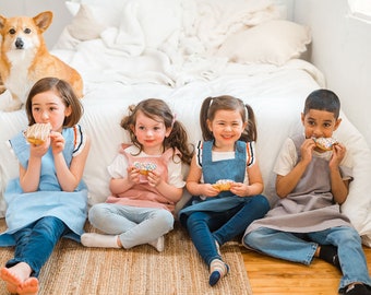 Tablier en lin doux pour tout-petit, tablier croisé en lin naturel avec poches, cadeau personnalisé pour jeune