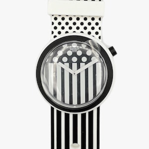 Op de afbeelding: Een rustiek houten bord met de tekst "Welcome to our home" in witte letters. Het bord heeft een verweerde afwerking en een eenvoudig, uitnodigend ontwerp, ideaal voor een veranda of entree.