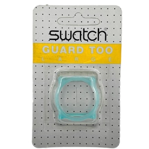 Puede incluir: Un protector de reloj Swatch en un embalaje de plástico transparente. El protector es de color azul claro y lleva la etiqueta "GUARD TOO LARGE". El embalaje es blanco con puntos negros y el logotipo de Swatch.