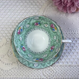 Paragon EVANGELINE taza de té y platillo, verde menta vintage con rosas rosas y pequeñas flores blancas azules y amarillas