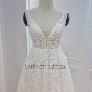 Shoulder strap wedding dress. Small 3d floral lace A-line wedding dress. Deep V-neck wedding dress with open back.