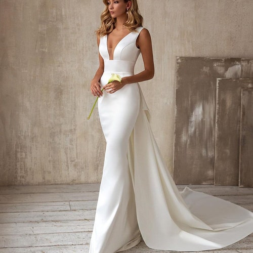 Chic Deep V-neck Mermaid Wedding Dress 