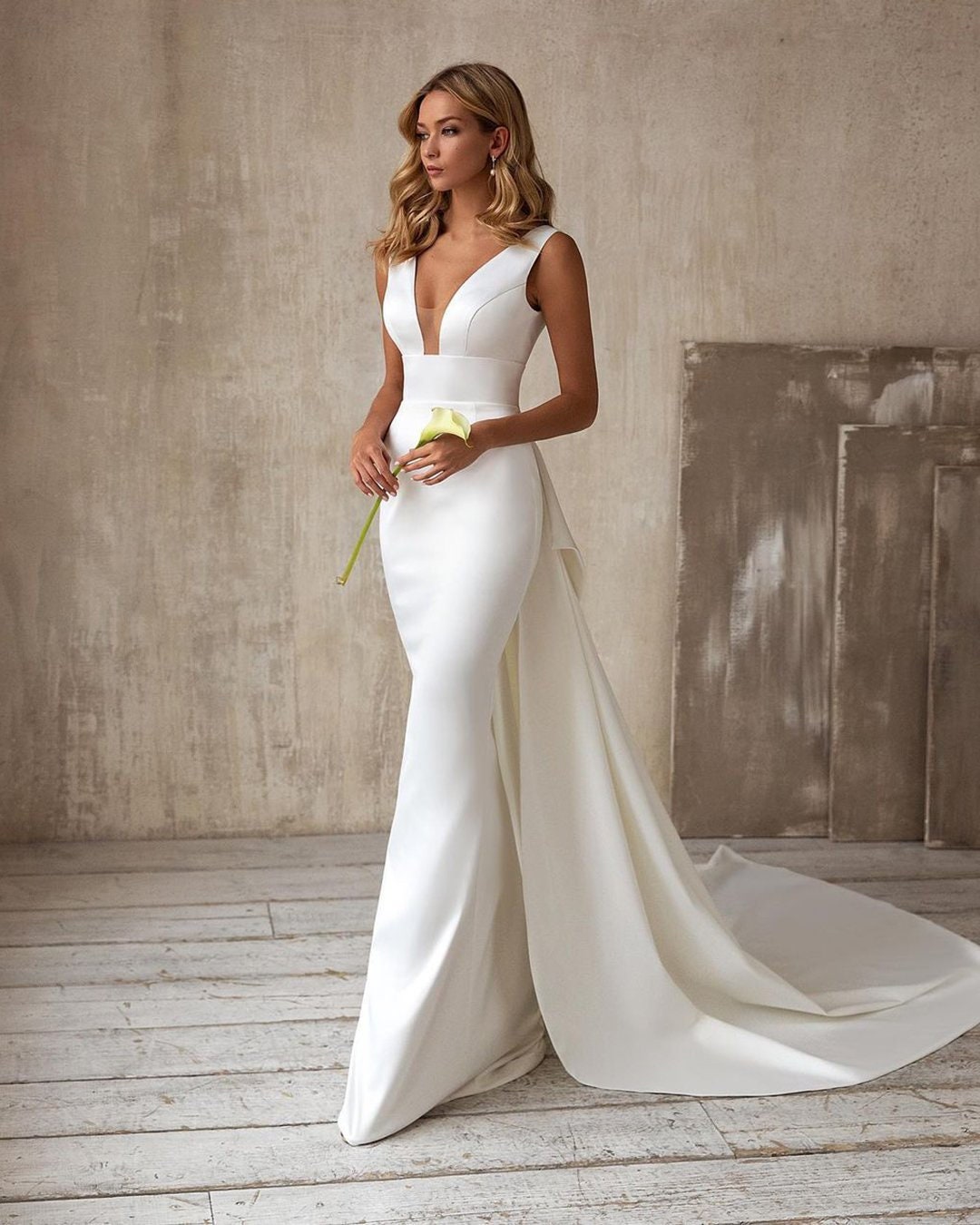 Chic Deep V-neck Mermaid Wedding Dress 