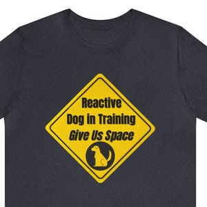Shirt reactieve hond in opleiding, geef ons de ruimte / shirt hondentrainer / hondengeleider / hondenuitlater / huisdieroppas / veiligheid reactieve hond